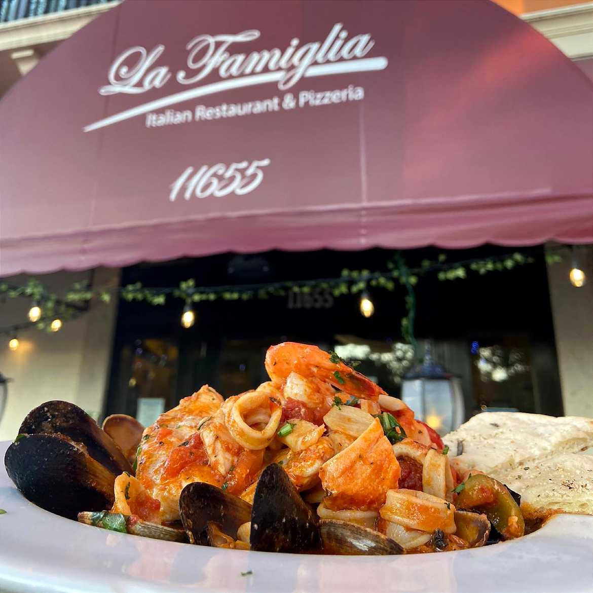 La Famiglia Italian Restaurant & Pizzeria